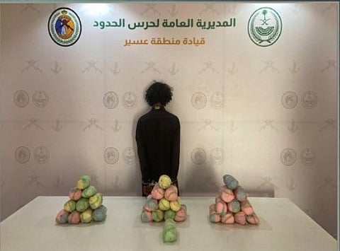 حرس الحدود بعسير يقبض على مقيم يمني لتهريبه 10 كيلوجرامات من الحشيش المخدر