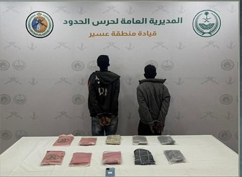 حرس الحدود بعسير يقبض على إثيوبيين لتهريبهما 11 كيلوجراما من الحشيش المخدر