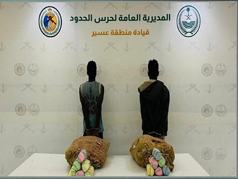 حرس الحدود بعسير يقبض على إثيوبيين لتهريبهما 46 كيلوجراما من القات المخدر