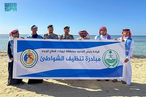 حرس الحدود ينفذ مبادرة تطوعية لتنظيف شاطئ الدرر بمنطقة تبوك