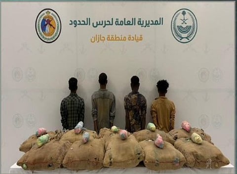 حرس الحدود بجازان يقبض على 4 إثيوبيين لتهريبهم 200 كيلوجرامًا من القات المخدر