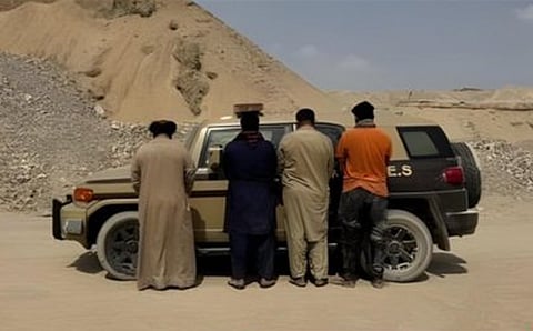 ضبط مواطن و3 مقيمين من الجنسيتين اليمنية والباكستانية لاستغلالهم الرواسب في مكة المكرمة