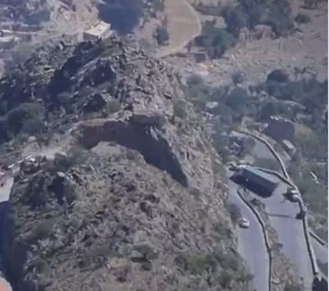 بدعم سعودي.. إعادة تأهيل طريق حيوي يربط بين تعز ولحج يخفف متاعب ملايين اليمنيين