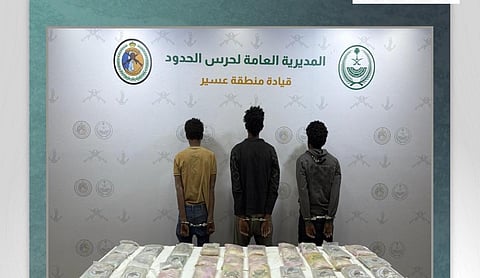 القبض على 3 مخالفين إثيوبيين لتهريبهم 45 كيلوجرامًا من الحشيش بعسير