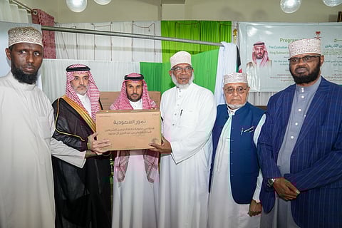 «الشؤون الإسلامية» تباشر حفل إفطار الصائمين في كينيا وتوزع 20 طن من التمور
