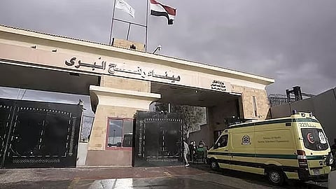 معبر رفح البري يستقبل دفعة جديدة من الجرحى والعائدين الفلسطينيين إلى غزة