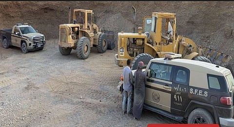 «الأمن البيئي» تضبط يمنيين لاستغلالهما الرواسب في منطقة المدينة المنورة