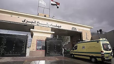 معبر رفح البري يستقبل دفعة جديدة من الجرحى والعائدين الفلسطينيين إلى غزة