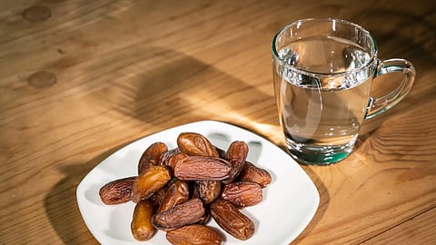 الإفطار بالتمر والماء