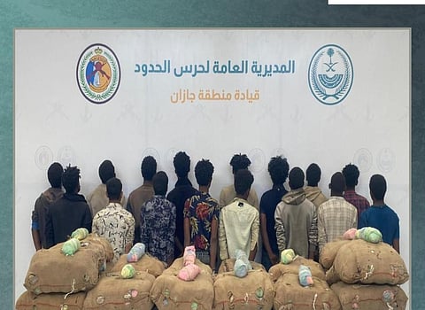 حرس الحدود بجازان يقبض على 16 إثيوبيا ويمنيا لتهريبهم 320 كيلوجراما من القات المخدر