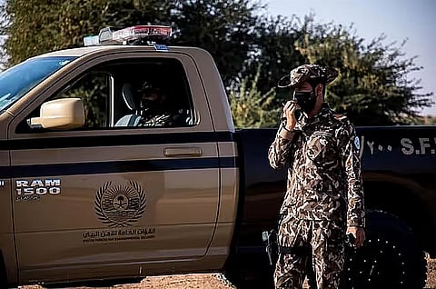 ضبط مخالف لنظام البيئة لنقله حطبًا محليًا في الرياض