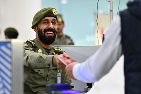 «الجوازات» تواصل استقبال ضيوف الرحمن لأداء العمرة بمختلف المنافذ الدولية