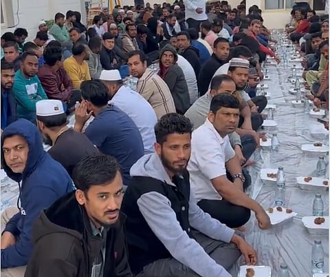 مواطن في الخبر يُفطر 300 صائم يوميًا في فناء منزله منذ 20 عامًا