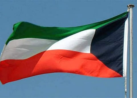 الكويت: إصابة اثنين من طواقم الطوارئ الطبية إثر سقوط شظايا وحالتهما مستقرة