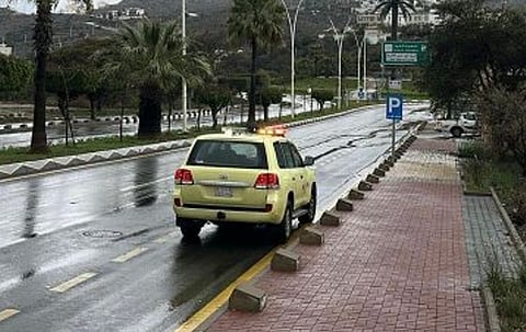 «الدفاع المدني» تحذر من الحالة المطرية وتدعو للابتعاد عن الأودية وتجمعات المياه