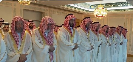 ولي العهد يؤدي صلاة عيد الفطر المبارك في المسجد الحرام بمكة المكرمة