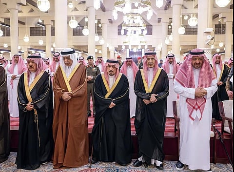 أمير الرياض يؤدي صلاة الميت على الأميرة نوره بنت عبدالعزيز بن عبدالرحمن آل سعود