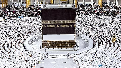 «الحج» تحث المعتمرين على تجنُّب الافتراش بممرات وساحات الحرمين لانتظام الحركة