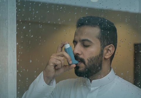 «سعود الطبية» تنبه مرضى الربو: التزام المنزل واستخدام البخاخ للوقاية وقت المطر