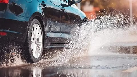 المرور: الإطارات السليمة تعزز السلامة في الأجواء الماطرة