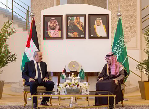 وزير الخارجية الأمير فيصل بن فرحان ونائب الرئيس الفلسطيني يبحثان التطورات في غزة والضفة