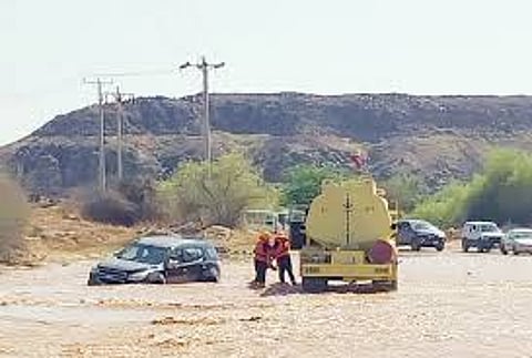 «الدفاع المدني» تدعو إلى الابتعاد عن أماكن تجمُّع السيول والأودية مع استمرار الأمطار حتى الخميس