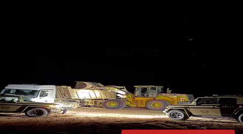 ضبط مواطن ومقيمين من الجنسيتين الهندية والبنجلاديشية لاستغلالهم الرواسب في حائل