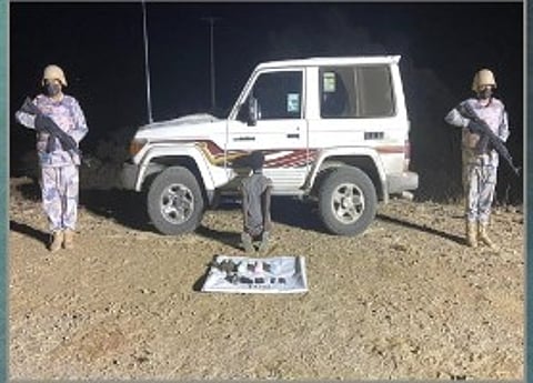 حرس الحدود بعسير يقبض على إثيوبي لتهريبه 75 كيلوجرامًا من القات المخدر