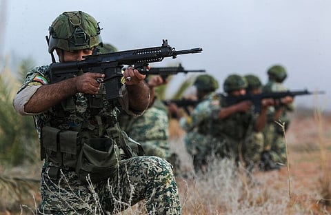 إيران تستعد لهجوم بري محتمل بتعزيز دفاعات منشآت النفط وحملات تجنيد جماعية