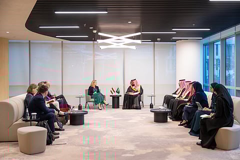 خلال الاجتماع