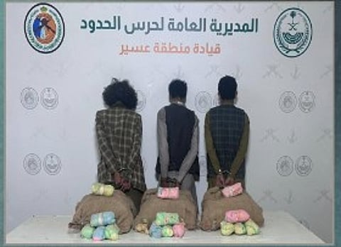 حرس الحدود بعسير يقبض على 3 يمنيين لتهريبهم 60 كيلوجراما من القات المخدر