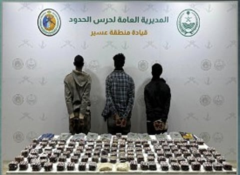 حرس الحدود بعسير يقبض على 3 إثيوبيين لتهريبهم 11 كيلوجراما من الحشيش المخدر
