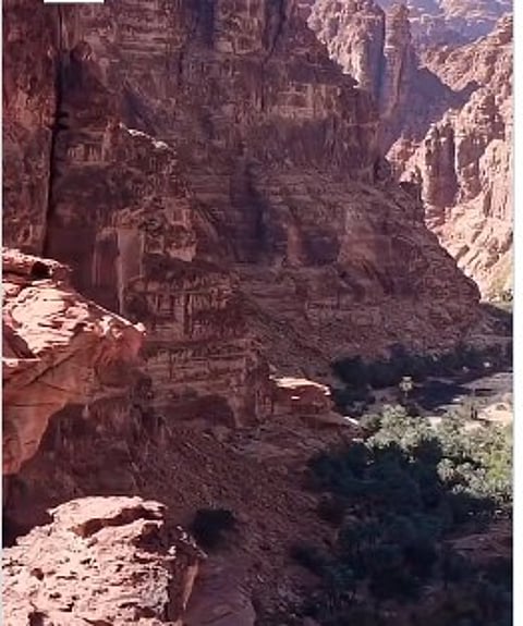 وادي الديسة بتبوك.. جمال الطبيعة يجذب الزائرين والسائحين