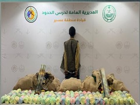 حرس الحدود بعسير يقبض على إثيوبي لتهريبه 98 كيلوجرامًا من القات المخدر