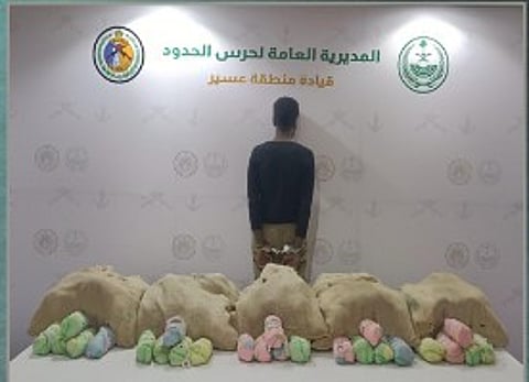 حرس الحدود بعسير يقبض على إثيوبي لتهريبه 67 كيلوجرامًا من القات المخدر
