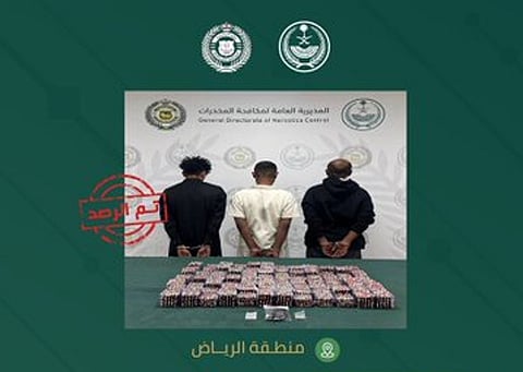 القبض على مخالفين لنظام أمن الحدود ومقيم يمني بالرياض لترويجهم مواد مخدرة