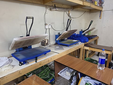 أمانة جدة تضبط أكثر من 3 آلاف قطعة ملابس تحمل علامات تجارية مقلدة بمواقع عشوائية