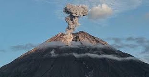 قذف حممًا بركانية لمسافة 3 كيلومترات.. ثوران بركان جبل سيميرو في إندونيسيا