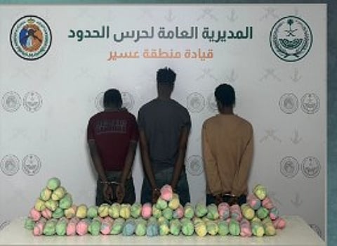 حرس الحدود بعسير يقبض على 3 إثيوبيين لتهريبهم 60 كيلوجراما من القات المخدر
