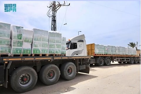 وصول قافلة مساعدات غذائية جديدة مقدمة من مركز الملك سلمان للإغاثة إلى قطاع غزة