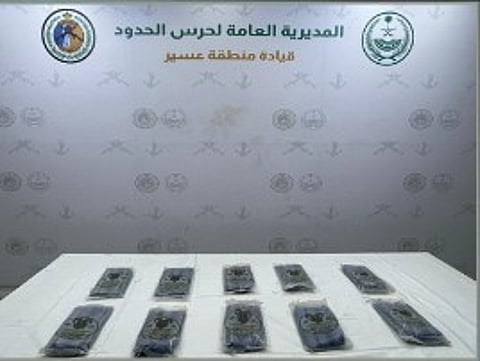 احباط تهريب 11 كيلوجرامًا من الحشيش المخدر بعسير