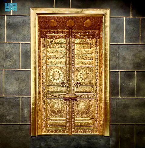 متحف القرآن الكريم بمكة المكرمة يستعرض نموذجًا لباب الكعبة المشرفة