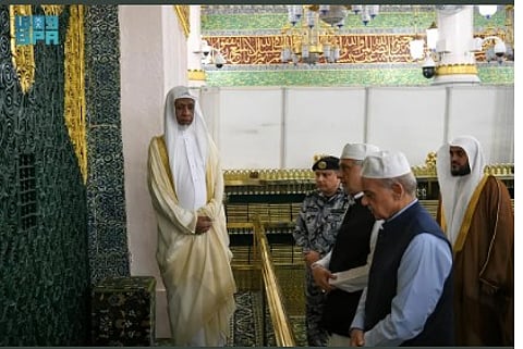 رئيس وزراء باكستان يزور المسجد النبوي