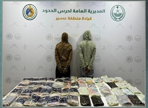 حرس الحدود بعسير يقبض على إثيوبيين لتهريبهما 61 كيلوجراما من الحشيش المخدر