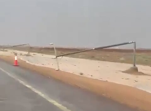 بالفيديو| أمطار ورياح تُسقط أعمدة كهرباء برياض الخبراء دون إصابات