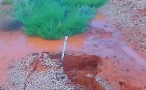 بالفيديو.. أمطار غزيرة تتسبب في هبوط قبر بمقبرة البكيرية