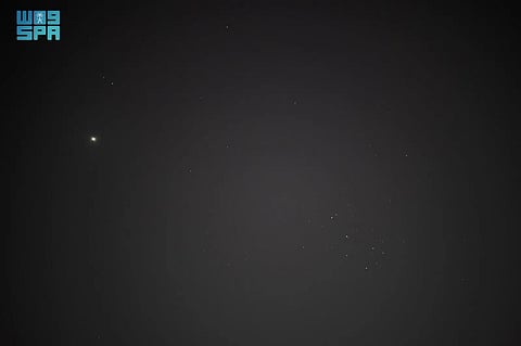 اقتران ظاهري بين «الثريا» و«الزهرة» يزيّن سماء الحدود الشمالية بعد الغروب