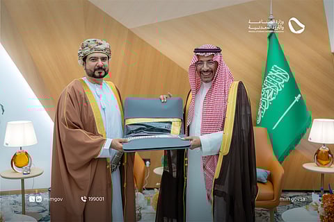 الوزير الخريف يبحث تعزيز التعاون الصناعي مع رئيس الهيئة المناطق الاقتصادية بعُمان
