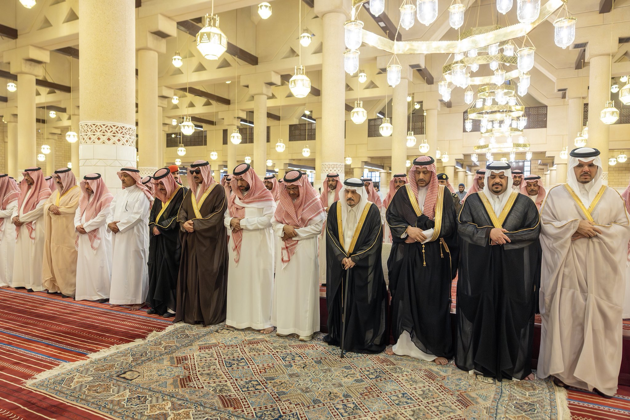 أمير الرياض ونائبه يؤدّيان صلاة الميت على الأمير محمد بن فيصل بن محمد