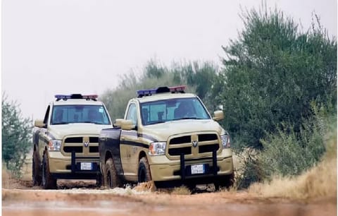 "الأمن البيئي" يضبط مواطنا لدخوله بمركبته في الفياض والروضات بمحمية الملك عبدالعزيز الملكية